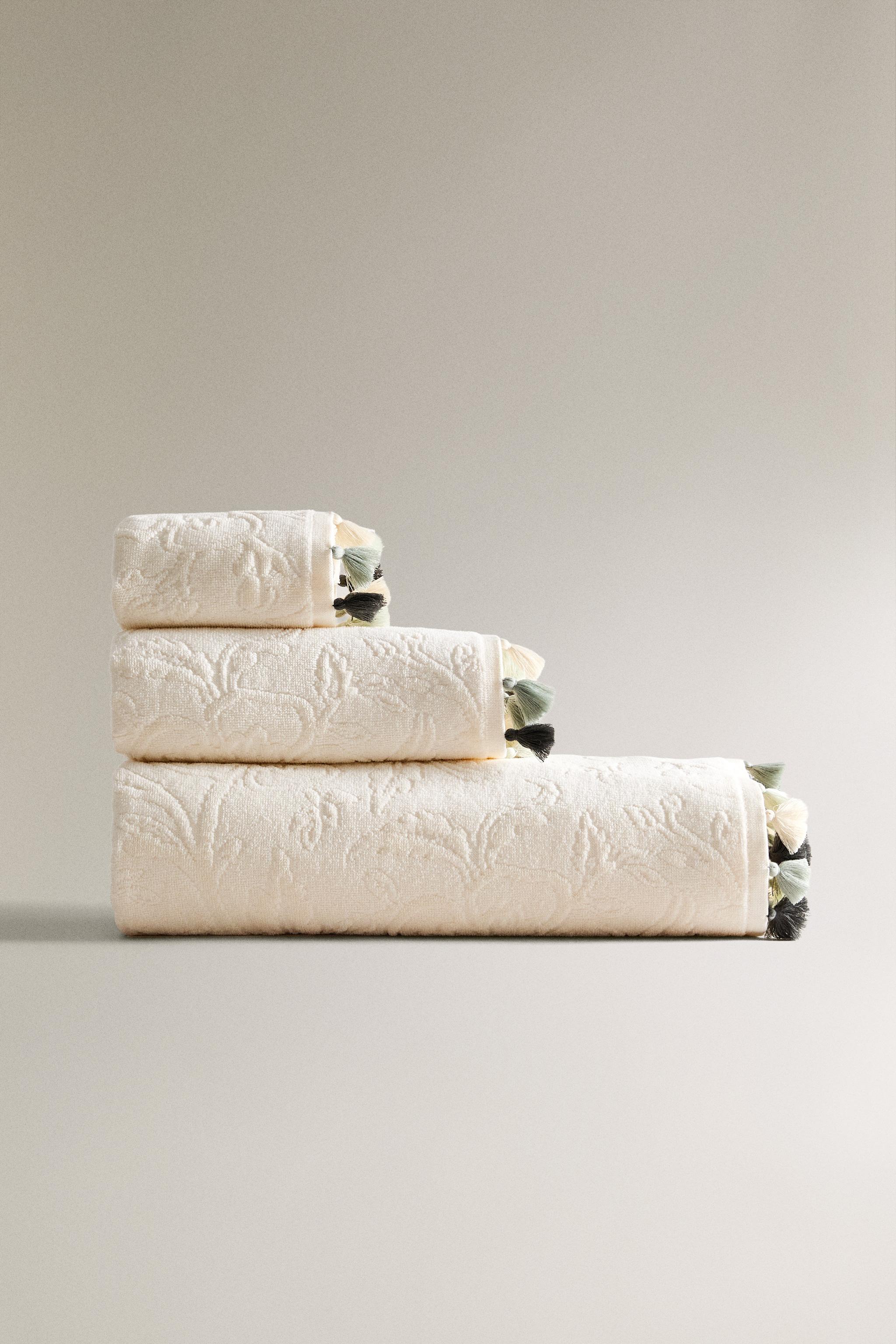 SERVIETTE DE BAIN POMPONS JACQUARD